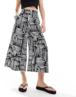 New Look Cropped Patterned Trousers In Black For Women