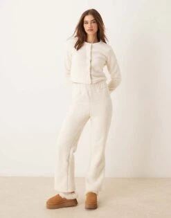 New Look Sherpa Loungwear Co-ord In Cream