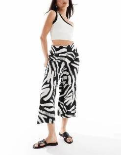 New Look Cropped Wide Leg Trousers In Black Pattern For Women